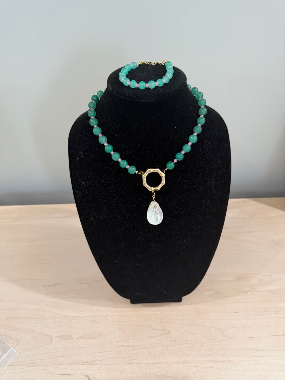 Green Beaded Necklace and Bracelet Set with Gold Accent and Teardrop Pendant